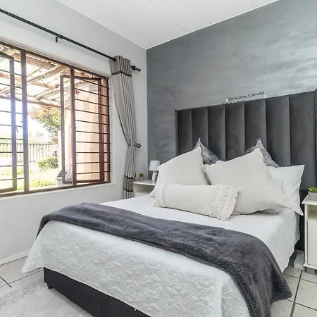 Exquisite 2 Bedroom Garden Townhouse In The Heart Of Fourways,Sandton Exterior photo