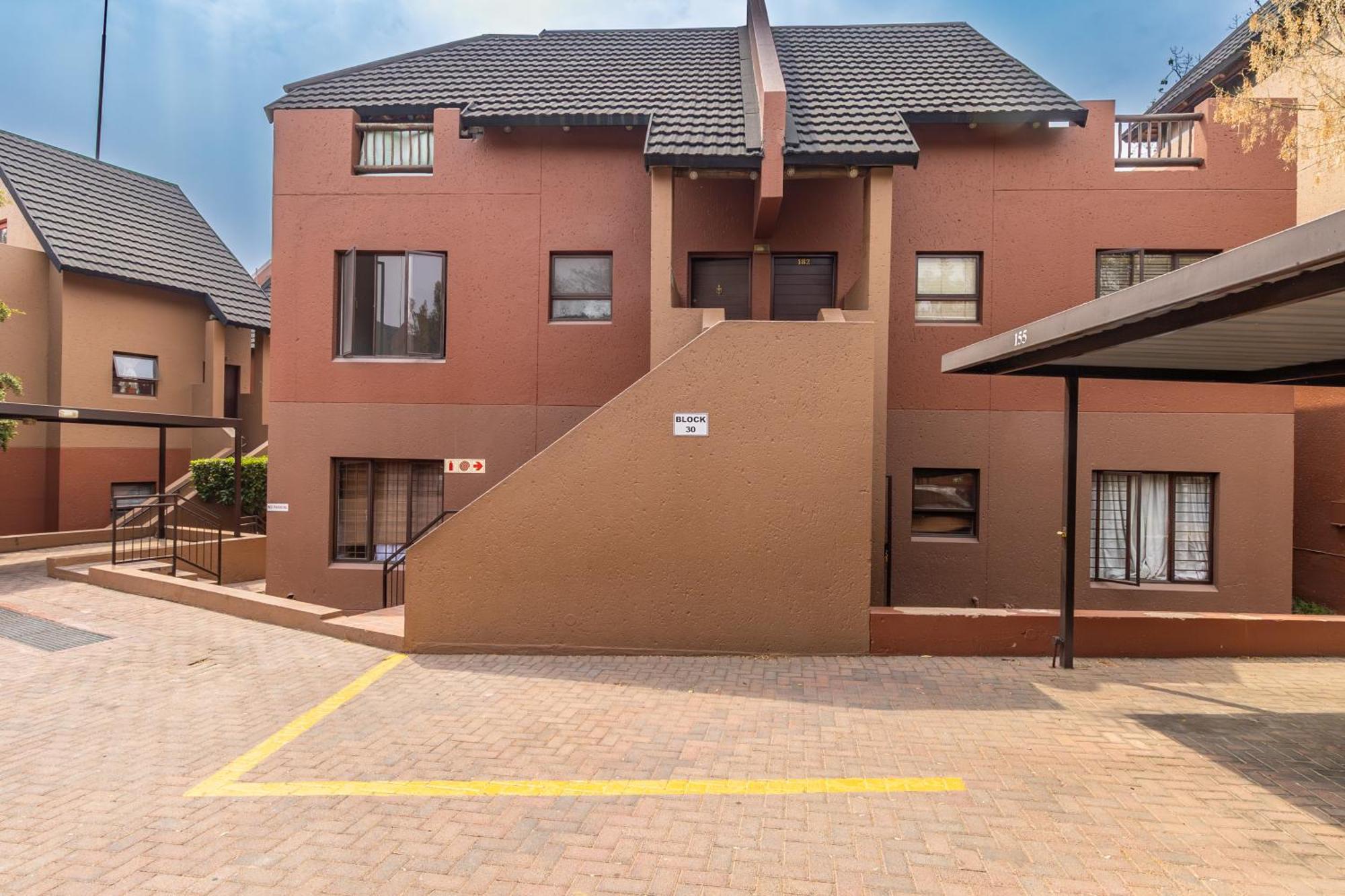 Exquisite 2 Bedroom Garden Townhouse In The Heart Of Fourways,sandton *