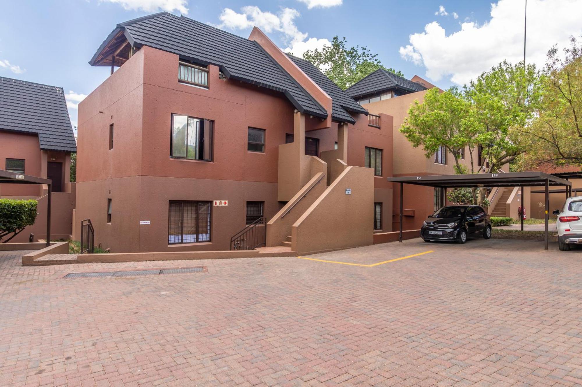 Exquisite 2 Bedroom Garden Townhouse In The Heart Of Fourways,sandton Apartment
