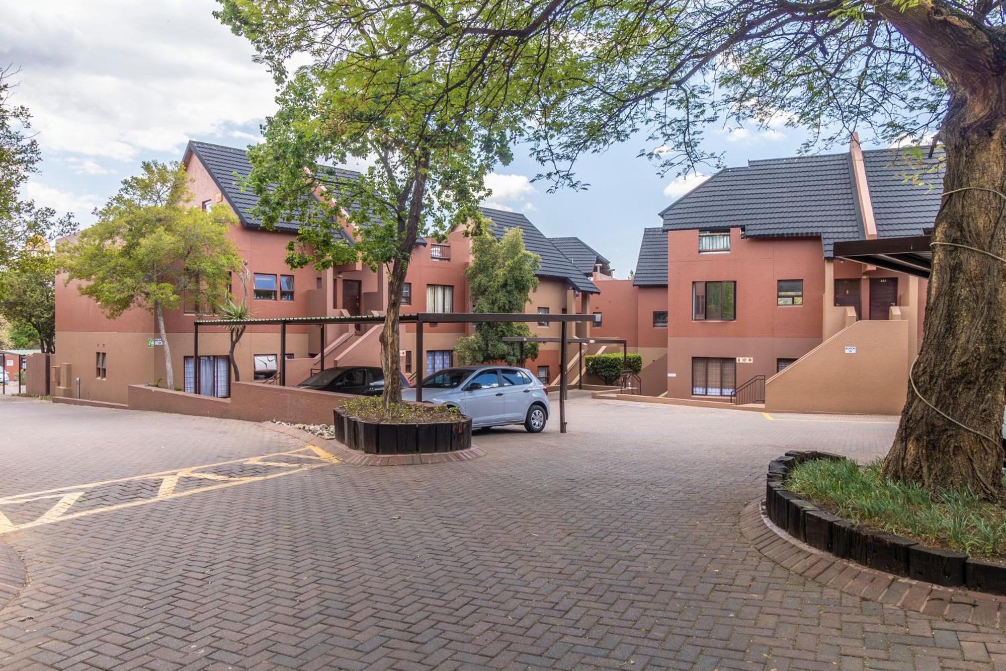 Apartment Exquisite 2 Bedroom Garden Townhouse In The Heart Of Fourways,sandton Sandton