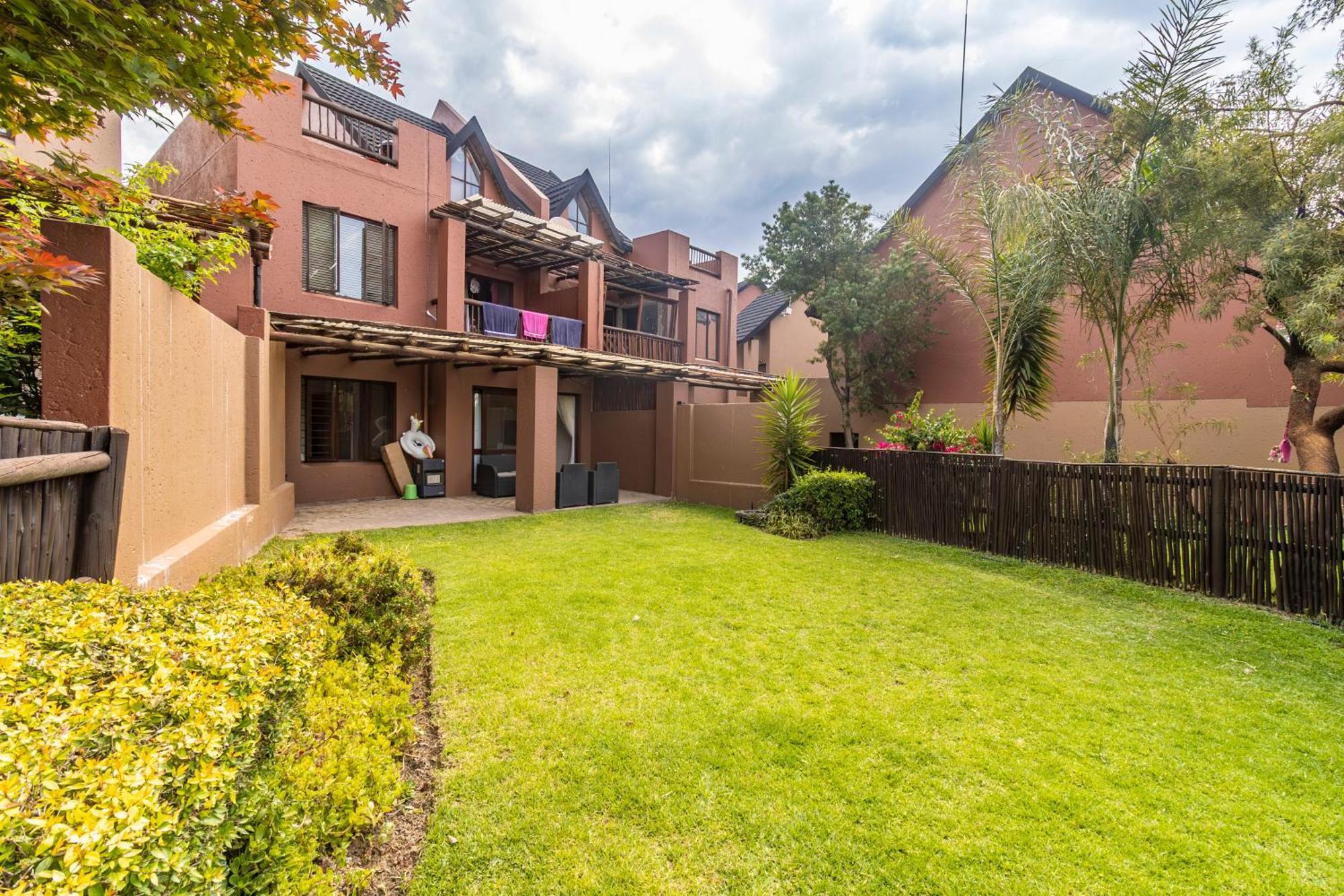 Exquisite 2 Bedroom Garden Townhouse In The Heart Of Fourways,sandton *