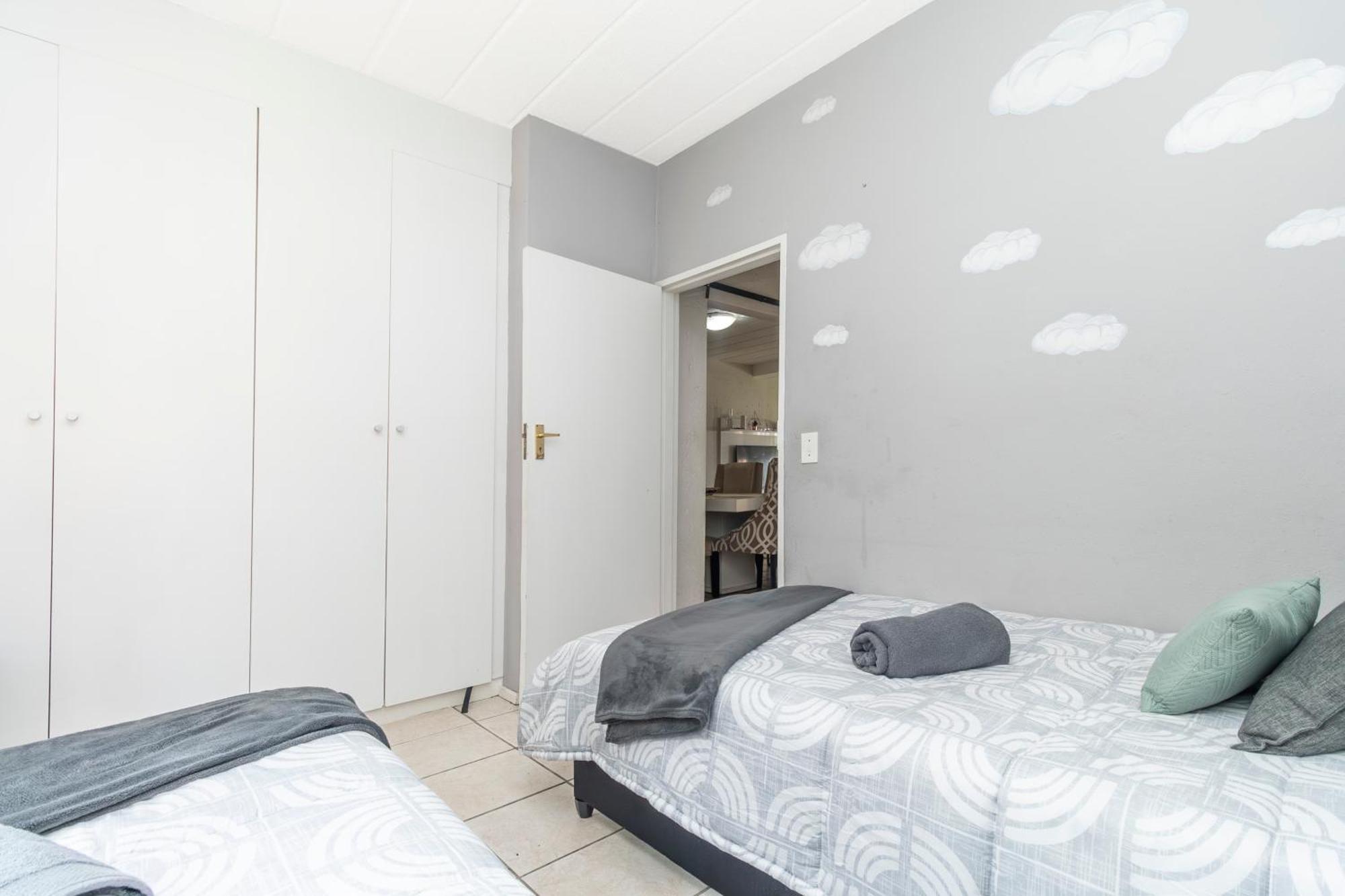 Exquisite 2 Bedroom Garden Townhouse In The Heart Of Fourways,sandton Apartment
