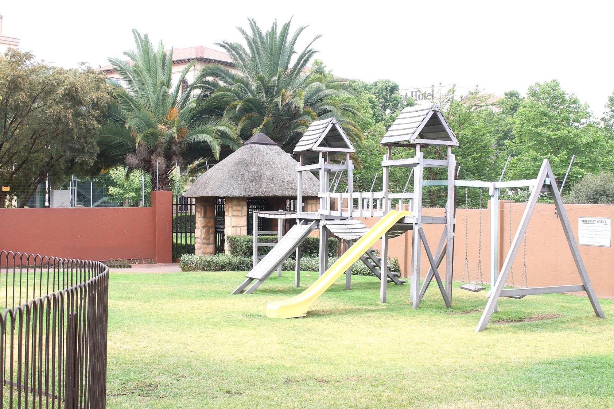 Exquisite 2 Bedroom Garden Townhouse In The Heart Of Fourways,sandton Apartment
